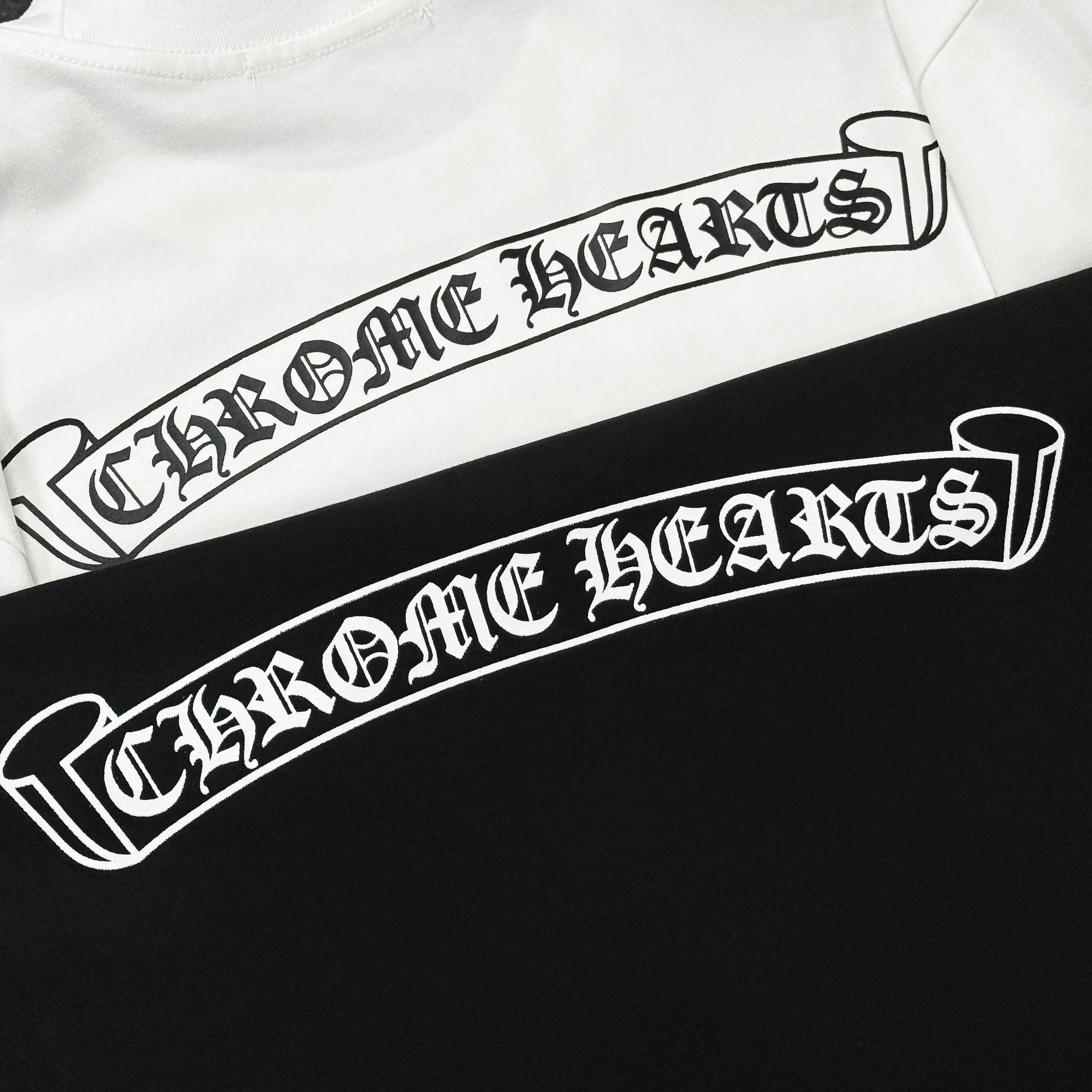 P180 Chrome Hearts Chrome Hearts 25 high version. The fabric is made of 300 grams of high-density cotton. It does not deform or shrink. It has three labels. It is the same style for men and women. Technology: Digital printing. Color: White. Black. SIZE: S-XL.